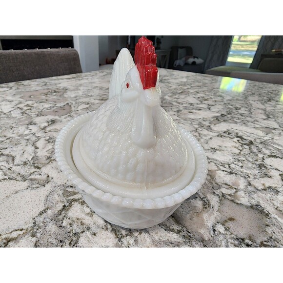 VINTAGE WESTMORELAND ROOSTER ON NEST - WHITE MILK GLASS W/ Red Accents - Picture 2 of 10